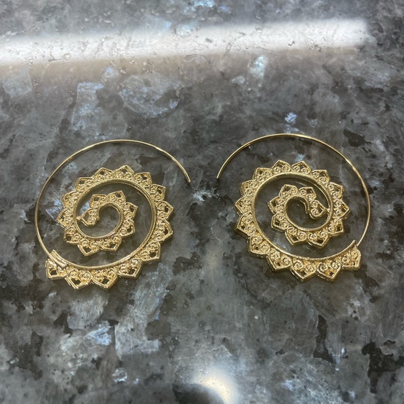 ⭕️BOGO FREE⭕️ Gold tone sun ray hoop earrings / NWOT - Picture 4 of 6
